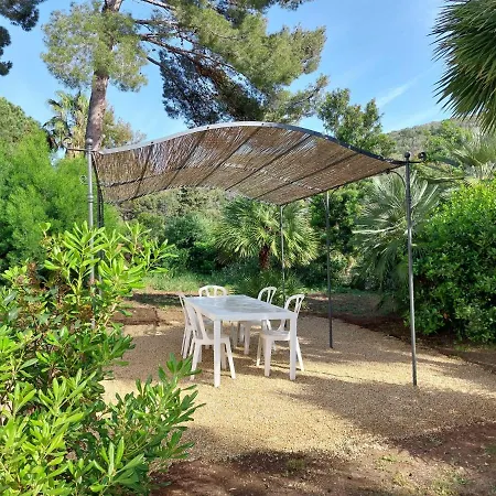 Con Ampio Giardino A Due Passi Dal Mare